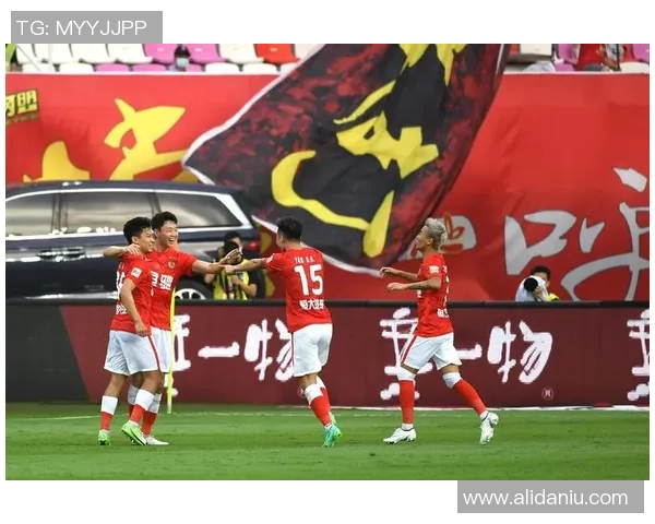 中超激战广州队迎战天津亚泰全力争胜展现球队实力与斗志 中超激战广州队迎战天津亚泰全力争胜展现球队实力与斗志