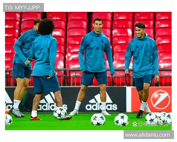 阿什拉夫与戴维斯的对决谁能在足球场上赢得胜利与荣耀